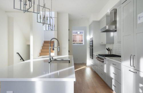 Elegant 3-Story House with Private Backyard in WA - Photo 18