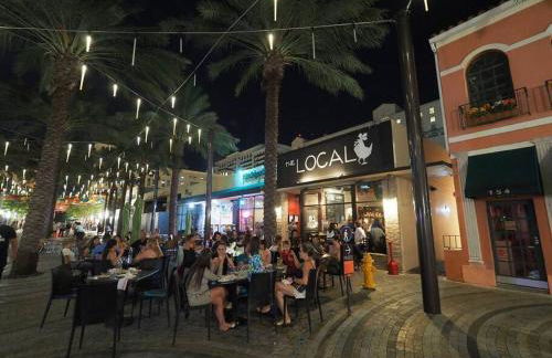 Escape GameRoom, BAR, BBQ, Spacious,KING Bed, All Luxury mattresses, Near Beach, 6 blocks away from Bars, Nite Clubs, Res, Shops - Photo 53