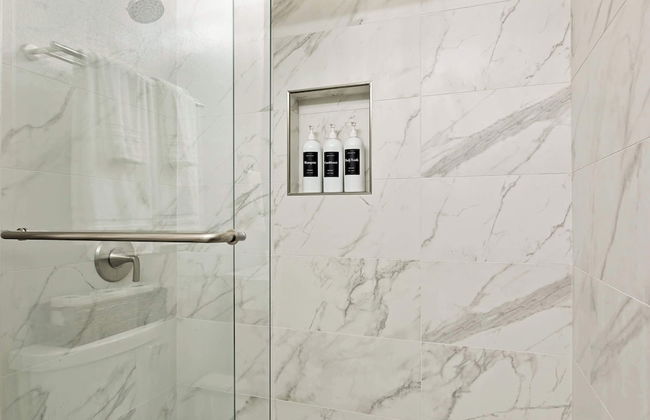 The Fancy Fox Stunning 4 BR Retreat, Min to Lake - Foto 23