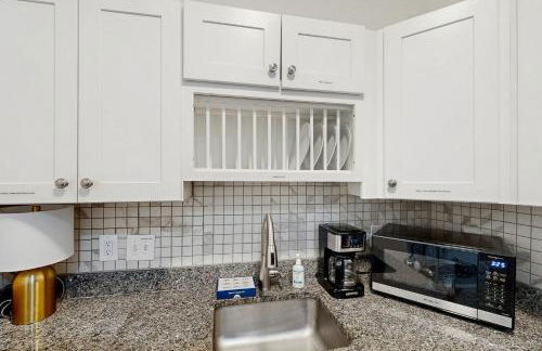 Historic charmer with updated appliances, enclosed yard, & AC - near downtown - Foto 9