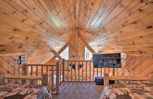 Helen Cabin with Deck and Hot Tub Less Than half Mi to Main St - Foto 17