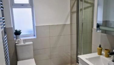 Bright 2-Bed Flat with Free Parking near Whetstone - Foto 5, Shower
