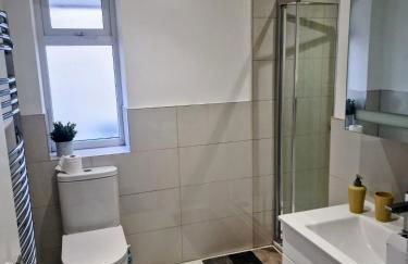 Bright 2-Bed Flat with Free Parking near Whetstone - Foto 5