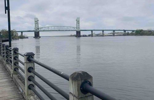 3 Bedroom Cozy Cottage with fenced in backyard and hot tub 4 miles to the beach - Foto 27