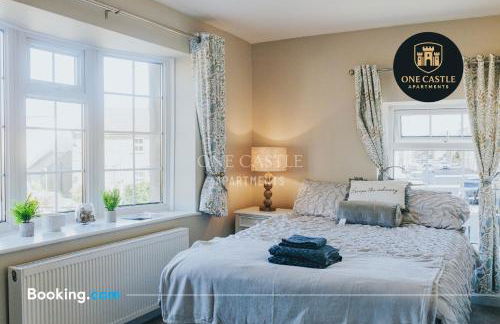 Exclusive Deals l Last-Minute Specials l Free Parking I Short term Booking l Garden I Sleeps Up to 6 l 3 Bed & 2 Bath I One Castle Apartments Short-lets and Serviced Accommodation - Photo 32