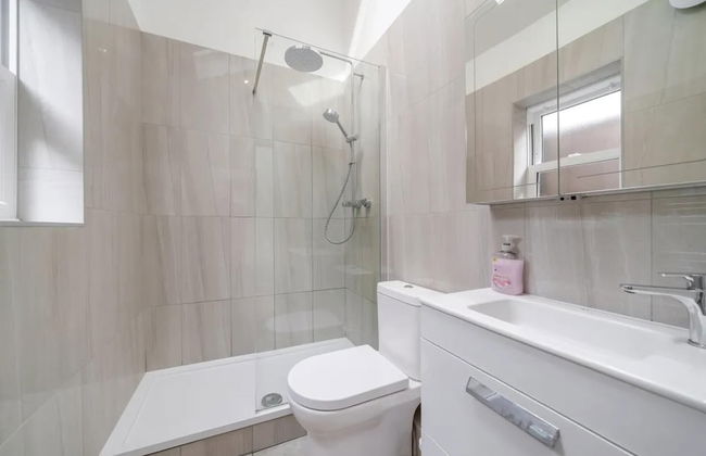 Charming Spacious 2-bed Apartment in London - Foto 13