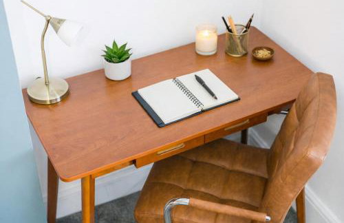 Stylish House - Close to City Centre - Self-Check-In - Free Parking, Work Space, Fast WiFi, Smart TV and Garden by Yoko Property - Foto 3