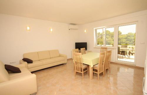 Seaside apartments with a swimming pool Ugljan - 829 - Foto 28