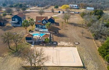 Scenic 5-Acre Retreat with Hot Tub Pool & Game Room - Foto 1