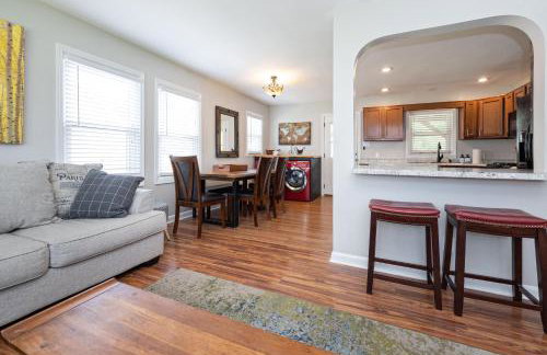 OPEN 4BR2BA Sleeps 8 Near Hwy Covered Deck - Foto 6