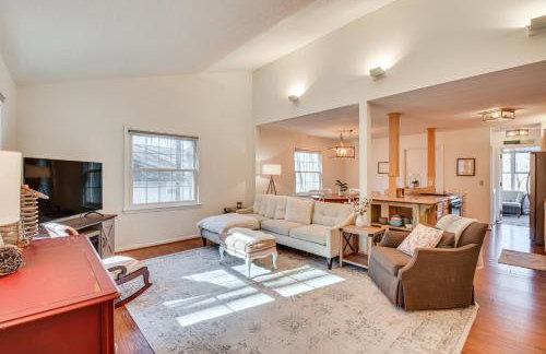 Lakefront Gem with Games in Westminster! - Foto 1