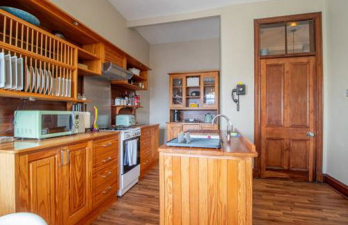 Beautiful, traditional 2 bed flat w free parking - Pass the Keys - Photo 27