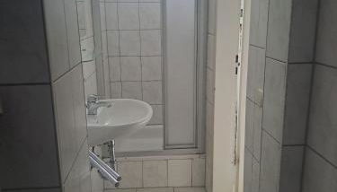 Geräumige 2-Z-Whg m Wohnküche für 4 P im 4 OG - Foto 4, Shower
