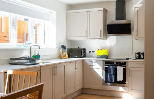 Stylish 2-Bedroom Stay with All Comforts of Home # 2 - Foto 3