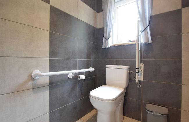 Superb Villa With a Large Garden - Photo 16