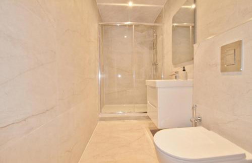 Fantastic 2 Bed Penthouse With Free Parking in Acton - Foto 7