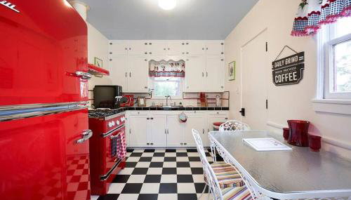 PRIVATE HOME Walk to Downtown CHERRY BLOSSOM COTTAGE Hot Tub SLEEPS UP TO 6 GUESTS - Foto 3