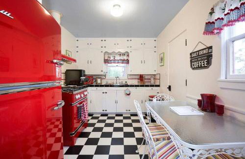 PRIVATE HOME Walk to Downtown CHERRY BLOSSOM COTTAGE Hot Tub SLEEPS UP TO 6 GUESTS - Foto 3