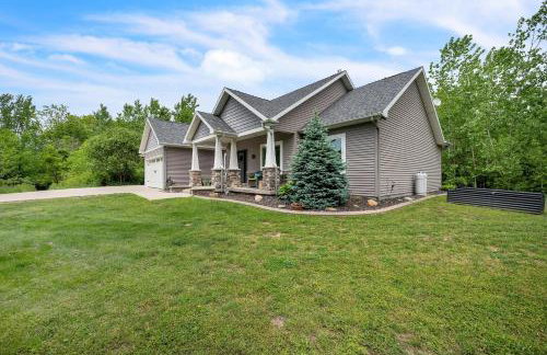 Lakeside Retreat with Hot Tub & Game Room home - Foto 10