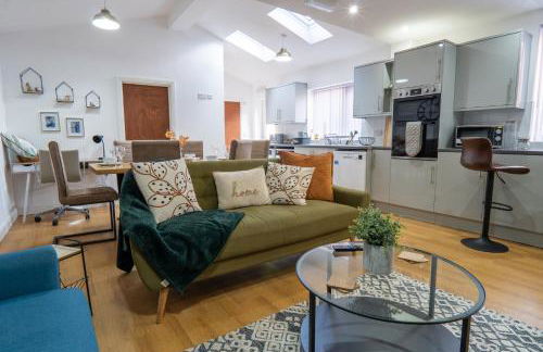 Heartland House, 7 Spacious Bedrooms Sleeps 4 plus, near NEC, JLR,BHX - Foto 1