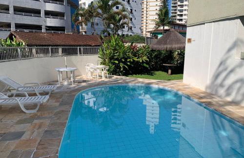 Apartamento Praia das Astúrias, 2 minutos de caminhada para praia, piscina, garagem demarcada, cama Queen - Foto 18