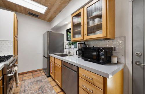 The Ricardo! Mid-Century Villa with Saltwater Pool - Foto 9