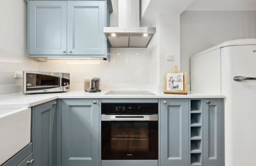 2-Bedroom Stylish & Gorgeous, Cosy Westgate Cottage Retreat, Central Winchester, Free On-Street Parking Permit, with Garden, Close to Cathedral - Sleeps 6, Pets are Welcome - by Blue Puffin Stays - Foto 19