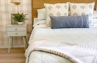 Luxe 4BR with Heated Pool and Hot Tub - Walk to Lake - Foto 15