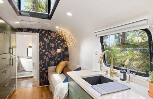 Airstream w Bathtub, River, & Hot Tub - Foto 6