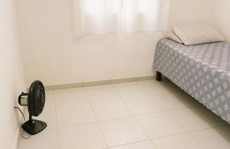 Casa Confortável com duas vagas de garagem e ótima localização - Foto 8