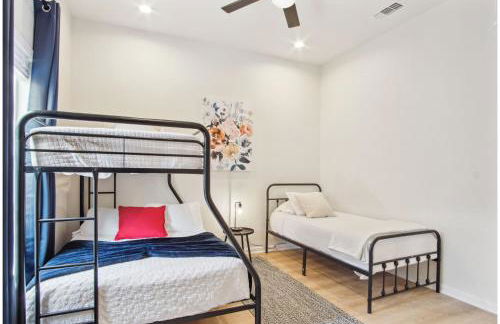 3BR-2BA Cityscape Haven with Panoramic Tower View - Foto 22