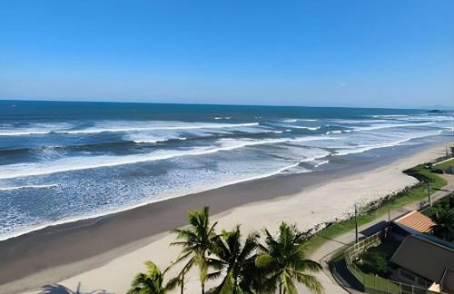 APTO PÉ na AREIA com Piscina - Centro Itanhaem - Foto 1