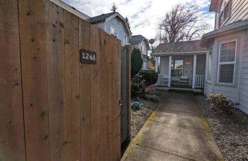 Contemporary 2-Bedroom Close to Downtown, Dining - Photo 20