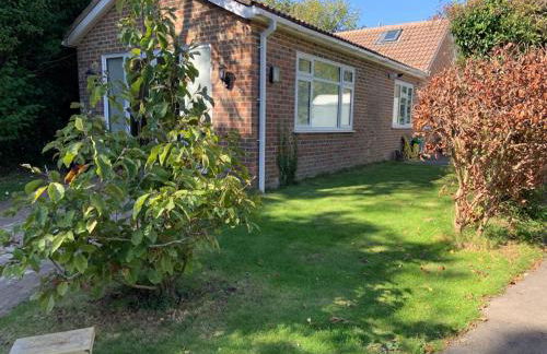 2BR Bungalow with Parking - Sunbeam Haven - Foto 10