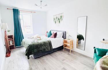 4BR Heathrow Base Free Parking Fast Wi-Fi - Foto 6
