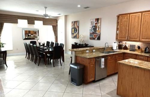 Luxurious Getaway Pool Hot Tub Theater Gym Outdoor Kitchen BBQ 2 Miles to Disney - Foto 22