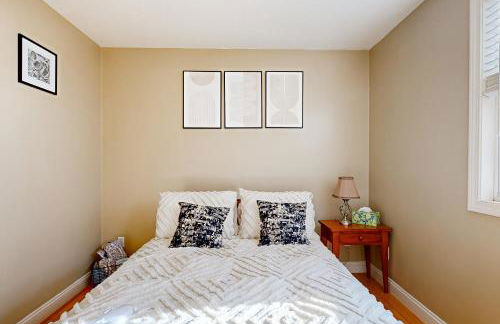 Walk to Transit and Eats! Urban Oasis in Newton - Foto 21