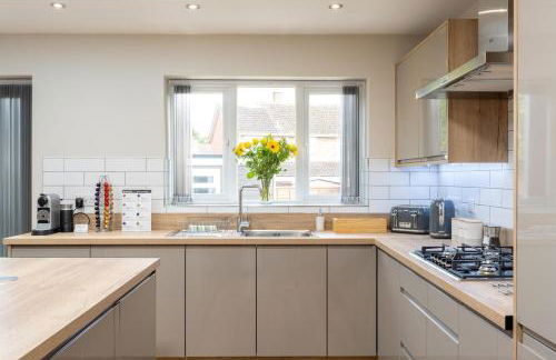 6 Bedroom, 2 Bathroom Modern, Spacious Home - Foto 6