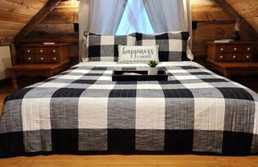 Couples Getaway Cabin with a Loft - Firepit - Creek - Foto 18