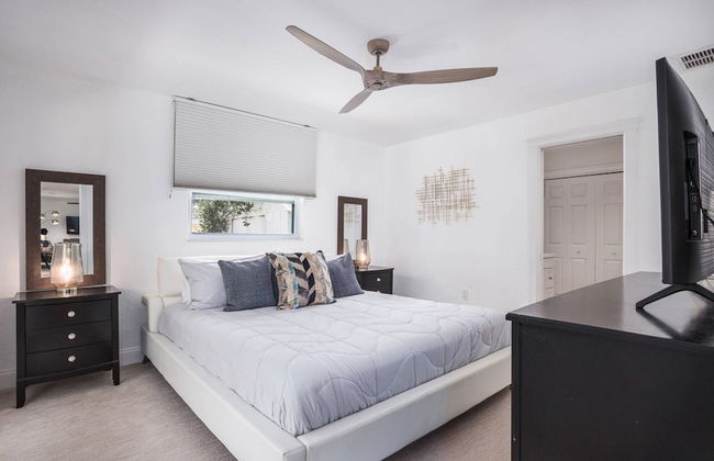 Lilac Mid-century Pool Home - Foto 17