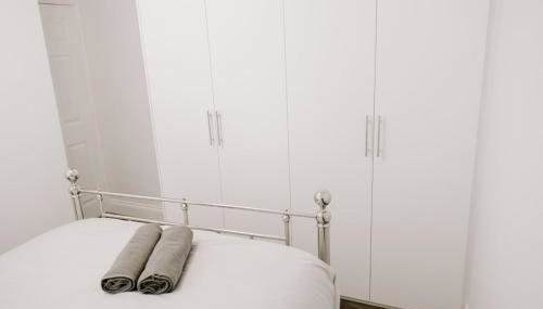 Apsley Way, 5 bed 4 bathroom house - Foto 4, towels, wardrobe