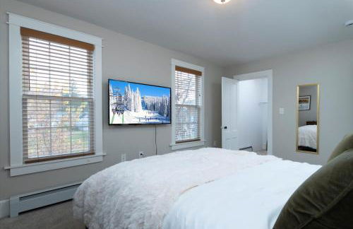 Updated Family-sized Home in Heart of Rutland, Near Slopes, EV Level 2, Hot Tub - Photo 22