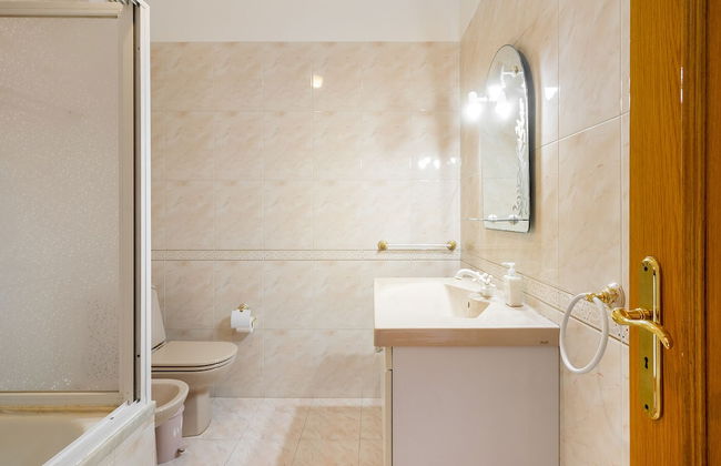 Perfect Family Hideout Residence W/Ac & 4Br + 5Ba - Photo 27