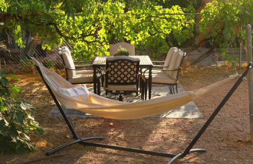 Cozy Zion farmhouse, cool or hot swim spa, fireplace & firepit - Foto 13