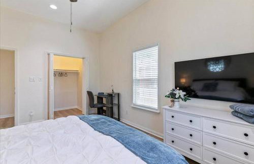 Bring the Crew! 4BR Luxe Pad, Backyard Magic & City at Your Door - Foto 29