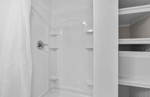 Family Walk to Craigville BeachBright 4BR Coastal Retreat - Foto 15