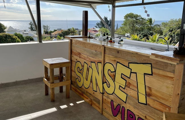 Spacious 4-bed Villa in Flic en Flac Roof top bar - Photo 8