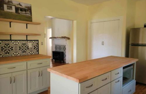 Restored 1900s Historic Home - Jonesboro, VA - Foto 8