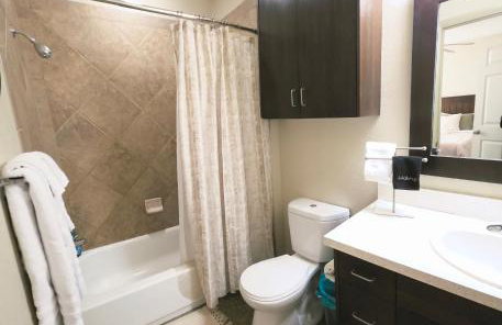 Old Fort Loft King & Queen suites nearest accomodation to Marshals Museum power your EV for free! - Foto 19