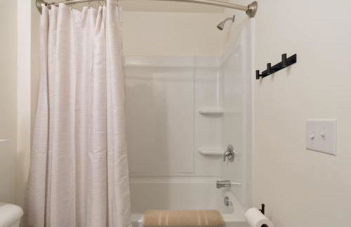 New 3BR Raceday Retreat - Steps from Speedway - Foto 42